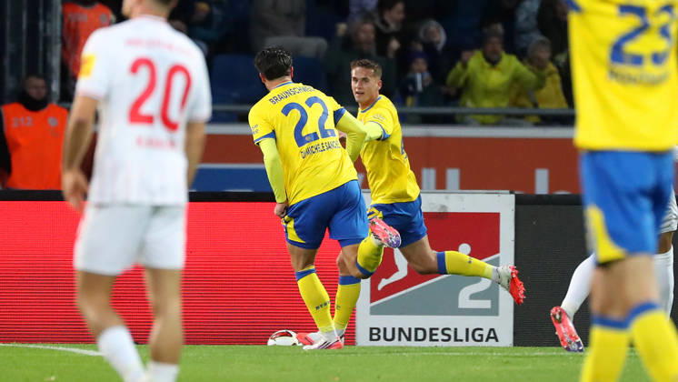 Braunschweig vs Kiel, 2. BL Braunschweig, 09.10.2026, Fußball, Herren, 2. BL, Saison 2026 2027, Eintracht Braunschweig vs. Holstein Kiel: Jan Urbich (Eintracht Braunschweig) jubelt mit Fabio Di Michele Sanchez (Eintracht Braunschweig) nach seinem Tor zum 1:0 (DFL DFB REGULATIONS PROHIBIT ANY USE OF PHOTOGRAPHS as IMAGE SEQUENCES and or QUASI-VIDEO) Stadion an der Hamburger Straße Niedersachsen Deutschland