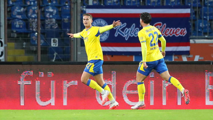 Braunschweig vs Kiel, 2. BL Braunschweig, 09.10.2026, Fußball, Herren, 2. BL, Saison 2026 2027, Eintracht Braunschweig vs. Holstein Kiel: Jan Urbich (Eintracht Braunschweig) jubelt mit Fabio Di Michele Sanchez (Eintracht Braunschweig) nach seinem Tor zum 1:0 (DFL DFB REGULATIONS PROHIBIT ANY USE OF PHOTOGRAPHS as IMAGE SEQUENCES and or QUASI-VIDEO) Stadion an der Hamburger Straße Niedersachsen Deutschland