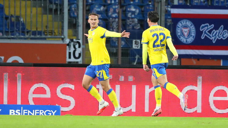 Braunschweig vs Kiel, 2. BL Braunschweig, 09.10.2026, Fußball, Herren, 2. BL, Saison 2026 2027, Eintracht Braunschweig vs. Holstein Kiel: Jan Urbich (Eintracht Braunschweig) jubelt mit Fabio Di Michele Sanchez (Eintracht Braunschweig) nach seinem Tor zum 1:0 (DFL DFB REGULATIONS PROHIBIT ANY USE OF PHOTOGRAPHS as IMAGE SEQUENCES and or QUASI-VIDEO) Stadion an der Hamburger Straße Niedersachsen Deutschland