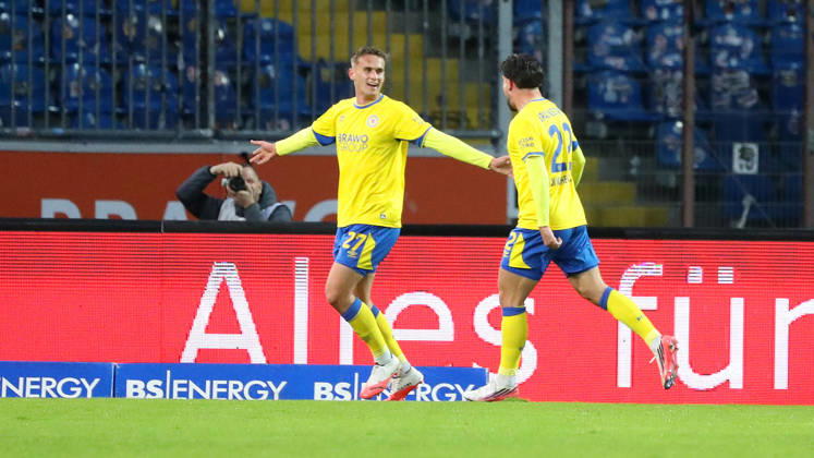 Braunschweig vs Kiel, 2. BL Braunschweig, 09.10.2026, Fußball, Herren, 2. BL, Saison 2026 2027, Eintracht Braunschweig vs. Holstein Kiel: Jan Urbich (Eintracht Braunschweig) jubelt mit Fabio Di Michele Sanchez (Eintracht Braunschweig) nach seinem Tor zum 1:0 (DFL DFB REGULATIONS PROHIBIT ANY USE OF PHOTOGRAPHS as IMAGE SEQUENCES and or QUASI-VIDEO) Stadion an der Hamburger Straße Niedersachsen Deutschland