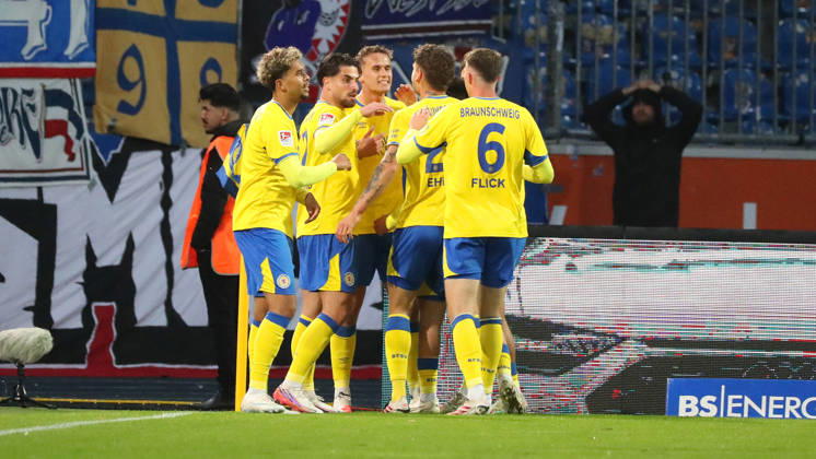 Braunschweig vs Kiel, 2. BL Braunschweig, 09.10.2026, Fußball, Herren, 2. BL, Saison 2026 2027, Eintracht Braunschweig vs. Holstein Kiel: Jan Urbich (Eintracht Braunschweig) jubelt mit Mannschaftskollegen nach seinem Tor zum 1:0 (DFL DFB REGULATIONS PROHIBIT ANY USE OF PHOTOGRAPHS as IMAGE SEQUENCES and or QUASI-VIDEO) Stadion an der Hamburger Straße Niedersachsen Deutschland