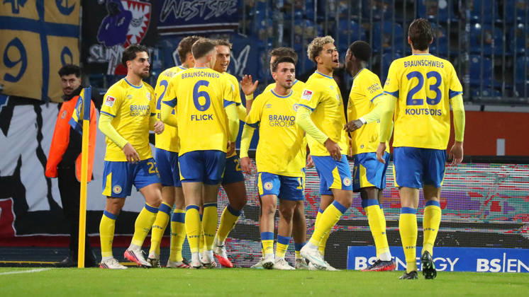 Braunschweig vs Kiel, 2. BL Braunschweig, 09.10.2026, Fußball, Herren, 2. BL, Saison 2026 2027, Eintracht Braunschweig vs. Holstein Kiel: Jan Urbich (Eintracht Braunschweig) jubelt mit Mannschaftskollegen nach seinem Tor zum 1:0 (DFL DFB REGULATIONS PROHIBIT ANY USE OF PHOTOGRAPHS as IMAGE SEQUENCES and or QUASI-VIDEO) Stadion an der Hamburger Straße Niedersachsen Deutschland