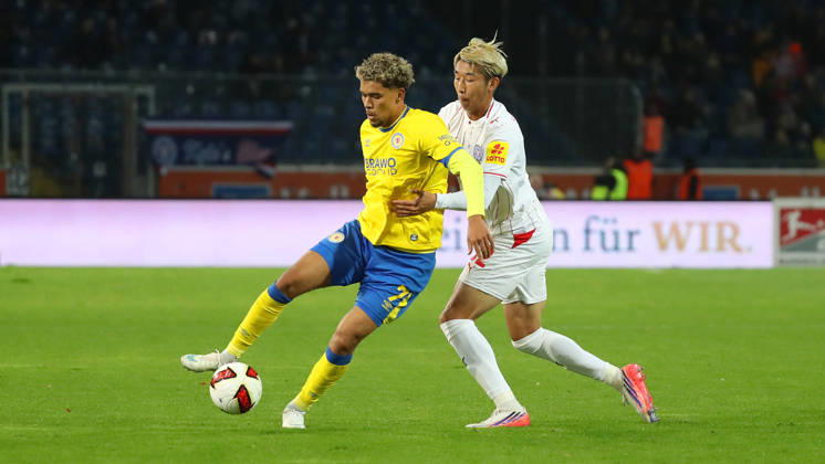 Braunschweig vs Kiel, 2. BL Braunschweig, 09.10.2026, Fußball, Herren, 2. BL, Saison 2026 2027, Eintracht Braunschweig vs. Holstein Kiel: Hiroki Sekine (Holstein Kiel), Yann Sturm (Eintracht Braunschweig) (DFL DFB REGULATIONS PROHIBIT ANY USE OF PHOTOGRAPHS as IMAGE SEQUENCES and or QUASI-VIDEO) Stadion an der Hamburger Straße Niedersachsen Deutschland