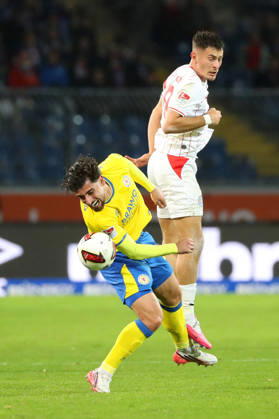 Braunschweig vs Kiel, 2. BL Braunschweig, 09.10.2026, Fußball, Herren, 2. BL, Saison 2026 2027, Eintracht Braunschweig vs. Holstein Kiel: Fabio Di Michele Sanchez (Eintracht Braunschweig), Adrian Kapralik (Holstein Kiel) (DFL DFB REGULATIONS PROHIBIT ANY USE OF PHOTOGRAPHS as IMAGE SEQUENCES and or QUASI-VIDEO) Stadion an der Hamburger Straße Niedersachsen Deutschland