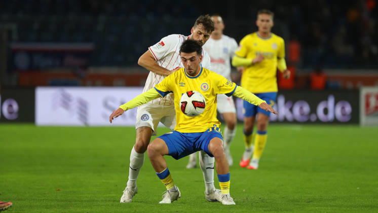 Braunschweig vs Kiel, 2. BL Braunschweig, 09.10.2026, Fußball, Herren, 2. BL, Saison 2026 2027, Eintracht Braunschweig vs. Holstein Kiel: Jonas Meffert (Holstein Kiel), Samuele di Benedetto (Eintracht Braunschweig), (DFL DFB REGULATIONS PROHIBIT ANY USE OF PHOTOGRAPHS as IMAGE SEQUENCES and or QUASI-VIDEO) Stadion an der Hamburger Straße Niedersachsen Deutschland