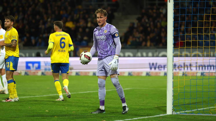 Braunschweig vs Kiel, 2. BL Braunschweig, 09.10.2026, Fußball, Herren, 2. BL, Saison 2026 2027, Eintracht Braunschweig vs. Holstein Kiel: Torwart Ron-Thorben Hoffmann (Eintracht Braunschweig) (DFL DFB REGULATIONS PROHIBIT ANY USE OF PHOTOGRAPHS as IMAGE SEQUENCES and or QUASI-VIDEO) Stadion an der Hamburger Straße Niedersachsen Deutschland