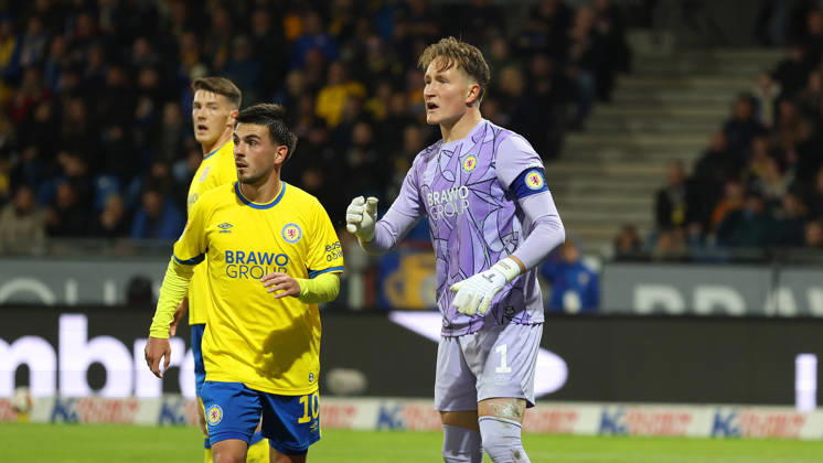 Braunschweig vs Kiel, 2. BL Braunschweig, 09.10.2026, Fußball, Herren, 2. BL, Saison 2026 2027, Eintracht Braunschweig vs. Holstein Kiel: Samuele di Benedetto (Eintracht Braunschweig), Torwart Ron-Thorben Hoffmann (Eintracht Braunschweig) (DFL DFB REGULATIONS PROHIBIT ANY USE OF PHOTOGRAPHS as IMAGE SEQUENCES and or QUASI-VIDEO) Stadion an der Hamburger Straße Niedersachsen Deutschland
