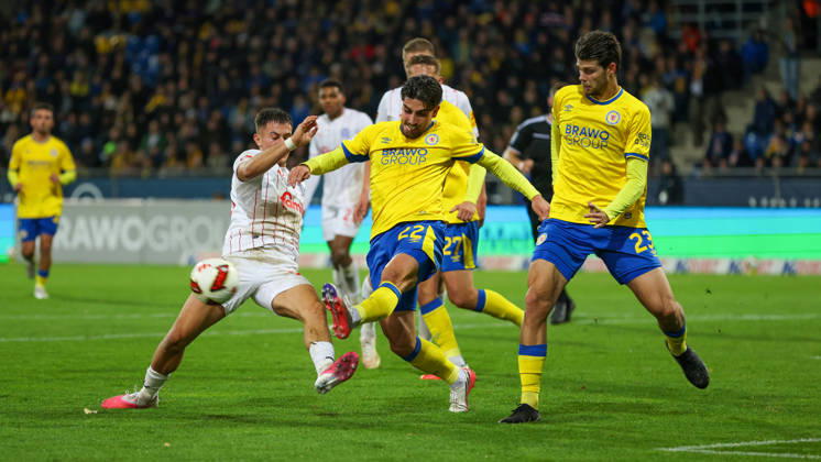 Braunschweig vs Kiel, 2. BL Braunschweig, 09.10.2026, Fußball, Herren, 2. BL, Saison 2026 2027, Eintracht Braunschweig vs. Holstein Kiel: Adrian Kapralik (Holstein Kiel), Fabio Di Michele Sanchez (Eintracht Braunschweig), Isidoros Koutsidis (Eintracht Braunschweig) (DFL DFB REGULATIONS PROHIBIT ANY USE OF PHOTOGRAPHS as IMAGE SEQUENCES and or QUASI-VIDEO) Stadion an der Hamburger Straße Niedersachsen Deutschland