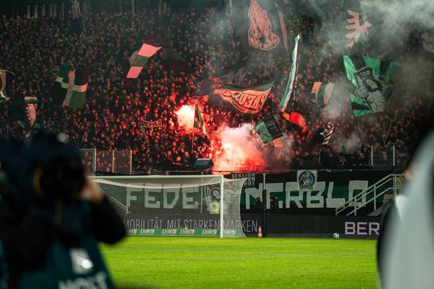 09.10.2026: 3. Liga, 8. Spieltag, SC Preußen Münster vs. Rot-Weiss Essen im LVM-Preußenstadion. Preußen Münster Pyro Fans WICHTIGER HINWEIS: Gemäß den Vorgaben des DFB und der DFL ist es untersagt, in dem Stadion und oder vom Spiel angefertigte Fotoaufnahmen in Form von Sequenzbildern und oder videoähnlichen Fotostrecken zu verwerten bzw. verwerten zu lassen. Copyright: xJordyxFourgonx
