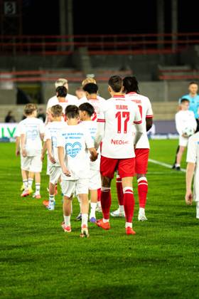 09.10.2026: 3. Liga, 8. Spieltag, SC Preußen Münster vs. Rot-Weiss Essen im LVM-Preußenstadion. Semir Telalovic (Essen) von hinten beim Einlaufen WICHTIGER HINWEIS: Gemäß den Vorgaben des DFB und der DFL ist es untersagt, in dem Stadion und oder vom Spiel angefertigte Fotoaufnahmen in Form von Sequenzbildern und oder videoähnlichen Fotostrecken zu verwerten bzw. verwerten zu lassen. Copyright: xJordyxFourgonx