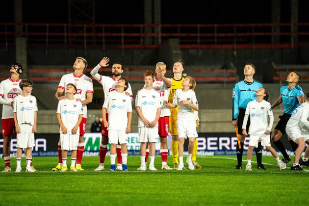 09.10.2026: 3. Liga, 8. Spieltag, SC Preußen Münster vs. Rot-Weiss Essen im LVM-Preußenstadion. Mannschaft schaut nach oben bei Pyro WICHTIGER HINWEIS: Gemäß den Vorgaben des DFB und der DFL ist es untersagt, in dem Stadion und oder vom Spiel angefertigte Fotoaufnahmen in Form von Sequenzbildern und oder videoähnlichen Fotostrecken zu verwerten bzw. verwerten zu lassen. Copyright: xJordyxFourgonx