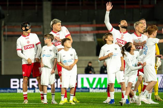 09.10.2026: 3. Liga, 8. Spieltag, SC Preußen Münster vs. Rot-Weiss Essen im LVM-Preußenstadion. Pyro landet fast auf Mannschaft WICHTIGER HINWEIS: Gemäß den Vorgaben des DFB und der DFL ist es untersagt, in dem Stadion und oder vom Spiel angefertigte Fotoaufnahmen in Form von Sequenzbildern und oder videoähnlichen Fotostrecken zu verwerten bzw. verwerten zu lassen. Copyright: xJordyxFourgonx