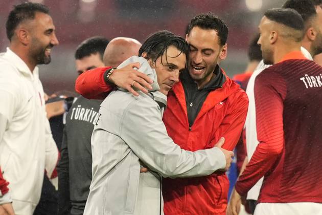 Turkey s Hakan Calhanoglu and Turkey s head coach Vincenzo Montella final celebration during the Euro 2024 soccer match between Austria and Turkey at the Red Bull Arena -Round of 16, Leipzig, Germany - Tuesday July 02, 2024. - Soccer .  Copyright: xFabioxFerrari LaPressex