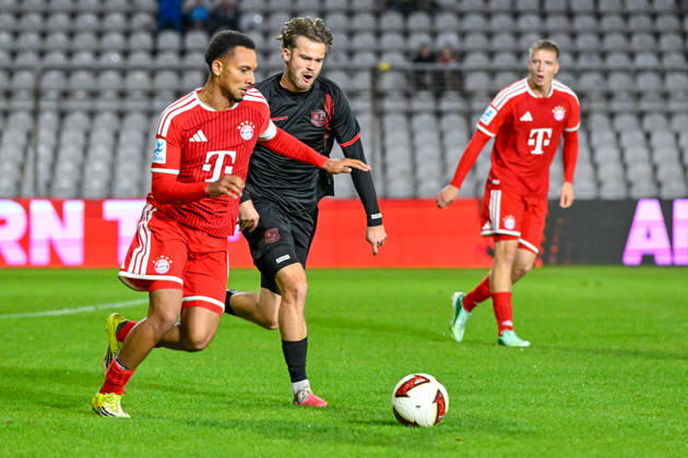 v.li.: Vincent Manuba Bayern Muenchen, FCB, 2) Jeroen Krupa (Unterhaching, 9) im Zweikampf, Duell, duel, tackle, Dynamik, Action, Aktion, 09.10.2026, München (Deutschland), Fussball, Regionalliga Bayern, FC Bayern München II - SpVgg Unterhaching
