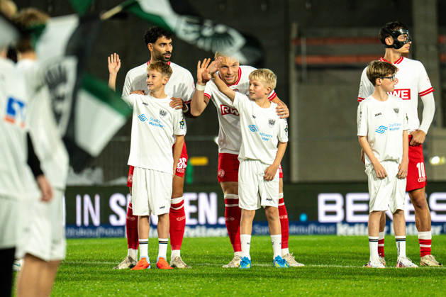 09.10.2026: 3. Liga, 8. Spieltag, SC Preußen Münster vs. Rot-Weiss Essen im LVM-Preußenstadion. Ben Hüning (Essen) winkt Zuschauern zu WICHTIGER HINWEIS: Gemäß den Vorgaben des DFB und der DFL ist es untersagt, in dem Stadion und oder vom Spiel angefertigte Fotoaufnahmen in Form von Sequenzbildern und oder videoähnlichen Fotostrecken zu verwerten bzw. verwerten zu lassen. Copyright: xJordyxFourgonx