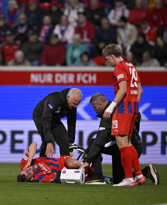 Patrick Mainka 1. FC Heidenheim 1846 FCH (06) verletzt Verletzung am Boden Betreuer Mikkel Kaufmann 1. FC Heidenheim 1846 FCH (29) 1. FC Heidenheim 1846 FCH vs 1. FC Kaiserslautern 09.10..2026 DFL REGULATIONS PROHIBIT ANY USE OF PHOTOGRAPHS AS IMAGE SEQUENCES AND OR QUASI-VIDEO 1. FC Heidenheim 1846 FCH vs 1. FC Kaiserslautern