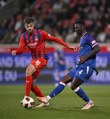 Zweikampf, Aktion Maxwell Gyamfi 1. FC Kaiserslautern FCK (04) gegen Julian Niehues 1. FC Heidenheim 1846 FCH (16) 1. FC Heidenheim 1846 FCH vs 1. FC Kaiserslautern 09.10..2026 DFL REGULATIONS PROHIBIT ANY USE OF PHOTOGRAPHS AS IMAGE SEQUENCES AND OR QUASI-VIDEO 1. FC Heidenheim 1846 FCH vs 1. FC Kaiserslautern