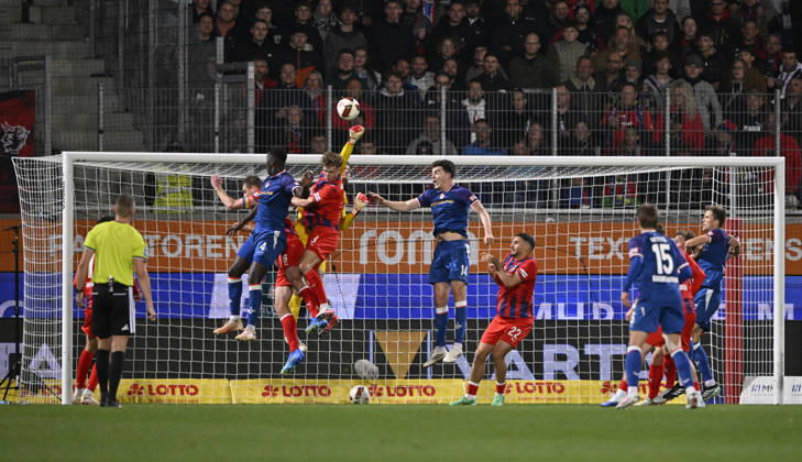 Strafraumszene, Torraumszene Torwart Thomas Daehne 1. FC Heidenheim 1846 FCH (33) Aktion Schiedsrichter Referee Florian Lechner Jan Schoeppner 1. FC Heidenheim 1846 FCH (03) Patrick Mainka 1. FC Heidenheim 1846 FCH (06) Maxwell Gyamfi 1. FC Kaiserslautern FCK (04) 1. FC Heidenheim 1846 FCH vs 1. FC Kaiserslautern 09.10..2026 DFL REGULATIONS PROHIBIT ANY USE OF PHOTOGRAPHS AS IMAGE SEQUENCES AND OR QUASI-VIDEO 1. FC Heidenheim 1846 FCH vs 1. FC Kaiserslautern