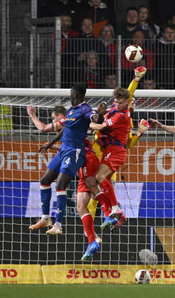 Strafraumszene, Torraumszene Torwart Thomas Daehne 1. FC Heidenheim 1846 FCH (33) Aktion Jan Schoeppner 1. FC Heidenheim 1846 FCH (03) Patrick Mainka 1. FC Heidenheim 1846 FCH (06) Maxwell Gyamfi 1. FC Kaiserslautern FCK (04) 1. FC Heidenheim 1846 FCH vs 1. FC Kaiserslautern 09.10..2026 DFL REGULATIONS PROHIBIT ANY USE OF PHOTOGRAPHS AS IMAGE SEQUENCES AND OR QUASI-VIDEO 1. FC Heidenheim 1846 FCH vs 1. FC Kaiserslautern