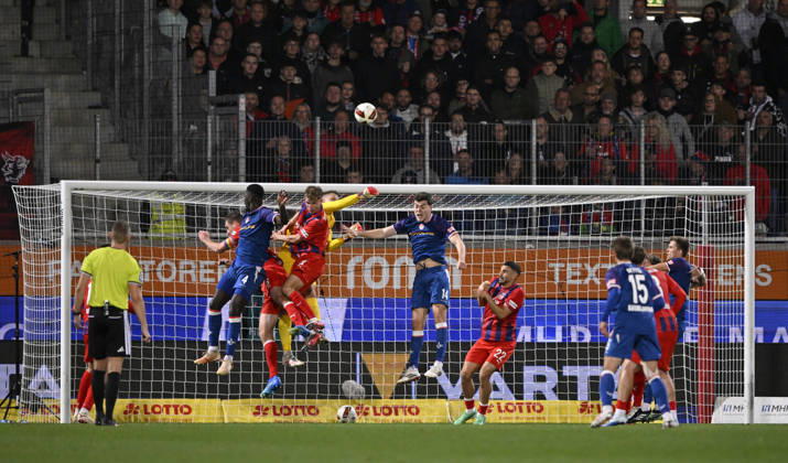 Strafraumszene, Torraumszene Torwart Thomas Daehne 1. FC Heidenheim 1846 FCH (33) Aktion Schiedsrichter Referee Florian Lechner Jan Schoeppner 1. FC Heidenheim 1846 FCH (03) Patrick Mainka 1. FC Heidenheim 1846 FCH (06) Maxwell Gyamfi 1. FC Kaiserslautern FCK (04) 1. FC Heidenheim 1846 FCH vs 1. FC Kaiserslautern 09.10..2026 DFL REGULATIONS PROHIBIT ANY USE OF PHOTOGRAPHS AS IMAGE SEQUENCES AND OR QUASI-VIDEO 1. FC Heidenheim 1846 FCH vs 1. FC Kaiserslautern