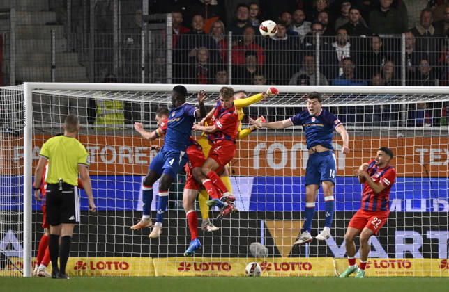 Strafraumszene, Torraumszene Torwart Thomas Daehne 1. FC Heidenheim 1846 FCH (33) Aktion Schiedsrichter Referee Florian Lechner Jan Schoeppner 1. FC Heidenheim 1846 FCH (03) Patrick Mainka 1. FC Heidenheim 1846 FCH (06) Maxwell Gyamfi 1. FC Kaiserslautern FCK (04) 1. FC Heidenheim 1846 FCH vs 1. FC Kaiserslautern 09.10..2026 DFL REGULATIONS PROHIBIT ANY USE OF PHOTOGRAPHS AS IMAGE SEQUENCES AND OR QUASI-VIDEO 1. FC Heidenheim 1846 FCH vs 1. FC Kaiserslautern