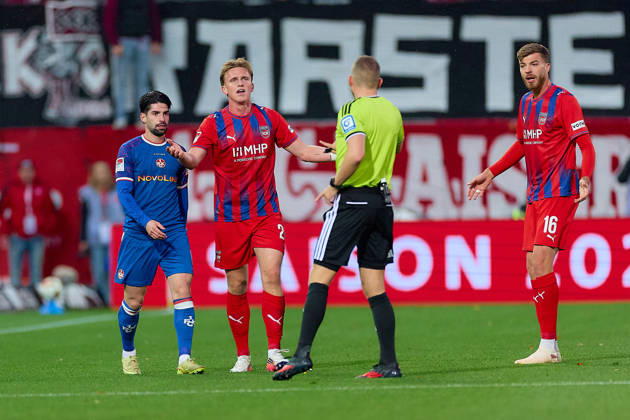 Semih Sahin (1. FC Kaiserslautern, 08), Mikkel Kaufmann (1.FC Heidenheim, 29) reklamiert, Florian Lechner (Schiedsrichter), Julian Niehues (1.FC Heidenheim, 16) GER, 1. FC Heidenheim 1846 vs. 1. FC Kaiserslautern, Fussball, 2. Bundesliga, 7. Spieltag, Spielzeit 2026 2027, 09.10.2026 DFL regulations prohibit any use of photographs as image sequences and or quasi-video. GER, 1. FC Heidenheim 1846 vs. 1. FC Kaiserslautern, Fussball, 2. Bundesliga, 7. Spieltag, Spielzeit 2026 2027, 09.10.2026 Heidenheim an der Brenz Copyright: xEibner-Pressefoto GeraldxOelze-dexStoppanyx EP_ODS