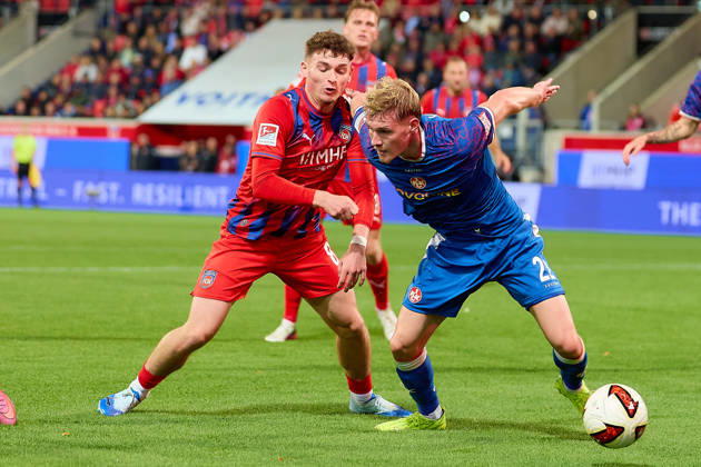 Zweikampf, Duell zwischen Paul Hennrich (1.FC Heidenheim, 08) und Mika Haas (1. FC Kaiserslautern, 22) GER, 1. FC Heidenheim 1846 vs. 1. FC Kaiserslautern, Fussball, 2. Bundesliga, 7. Spieltag, Spielzeit 2026 2027, 09.10.2026 DFL regulations prohibit any use of photographs as image sequences and or quasi-video. GER, 1. FC Heidenheim 1846 vs. 1. FC Kaiserslautern, Fussball, 2. Bundesliga, 7. Spieltag, Spielzeit 2026 2027, 09.10.2026 Heidenheim an der Brenz Copyright: xEibner-Pressefoto GeraldxOelze-dexStoppanyx EP_ODS