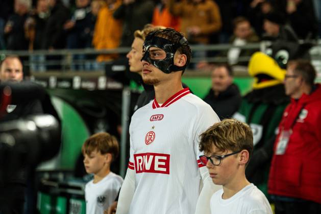 09.10.2026: 3. Liga, 8. Spieltag, SC Preußen Münster vs. Rot-Weiss Essen im LVM-Preußenstadion. Marvin Obuz (Essen) mit Maske beim Einlaufen WICHTIGER HINWEIS: Gemäß den Vorgaben des DFB und der DFL ist es untersagt, in dem Stadion und oder vom Spiel angefertigte Fotoaufnahmen in Form von Sequenzbildern und oder videoähnlichen Fotostrecken zu verwerten bzw. verwerten zu lassen. Copyright: xJordyxFourgonx
