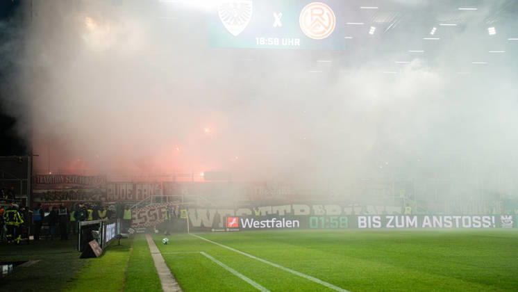 09.10.2026: 3. Liga, 8. Spieltag, SC Preußen Münster vs. Rot-Weiss Essen im LVM-Preußenstadion. Pyro Fans Rot Weiss Essen WICHTIGER HINWEIS: Gemäß den Vorgaben des DFB und der DFL ist es untersagt, in dem Stadion und oder vom Spiel angefertigte Fotoaufnahmen in Form von Sequenzbildern und oder videoähnlichen Fotostrecken zu verwerten bzw. verwerten zu lassen. Copyright: xJordyxFourgonx