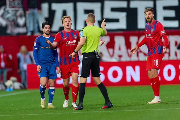 Semih Sahin (1. FC Kaiserslautern, 08), Mikkel Kaufmann (1.FC Heidenheim, 29) reklamiert, Florian Lechner (Schiedsrichter), Julian Niehues (1.FC Heidenheim, 16) GER, 1. FC Heidenheim 1846 vs. 1. FC Kaiserslautern, Fussball, 2. Bundesliga, 7. Spieltag, Spielzeit 2026 2027, 09.10.2026 DFL regulations prohibit any use of photographs as image sequences and or quasi-video. GER, 1. FC Heidenheim 1846 vs. 1. FC Kaiserslautern, Fussball, 2. Bundesliga, 7. Spieltag, Spielzeit 2026 2027, 09.10.2026 Heidenheim an der Brenz Copyright: xEibner-Pressefoto GeraldxOelze-dexStoppanyx EP_ODS