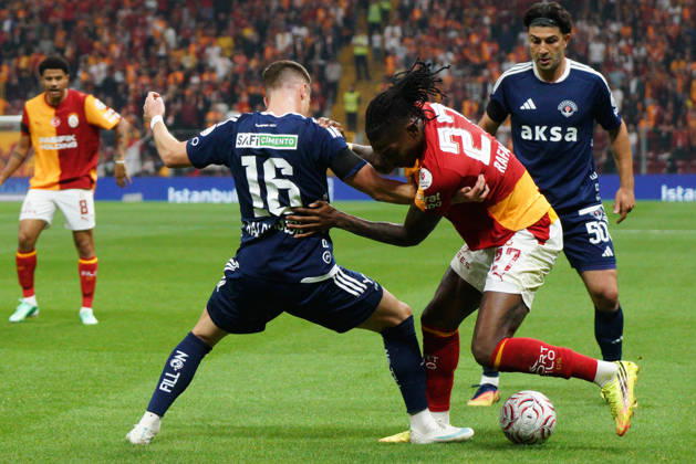 October 9, 2026, Sariyer, Istanbul, Turkey: Rafael Leao (R) of Galatasaray in action against Andri Fannar Baldursson (L) of Kasimpasa during the Turkish Super League 2026 27 match between Galatasaray and Kasimpasa at RAMS Park Stadium in Istanbul, Turkey, on October 9, 2026. Sariyer Turkey - ZUMAu194 20261009_zip_u194_014 Copyright: xTolgaxUluturkx