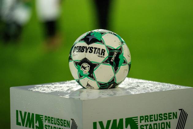 09.10.2026: 3. Liga, 8. Spieltag, SC Preußen Münster vs. Rot-Weiss Essen im LVM-Preußenstadion. Derbystar Ball 3. Liga WICHTIGER HINWEIS: Gemäß den Vorgaben des DFB und der DFL ist es untersagt, in dem Stadion und oder vom Spiel angefertigte Fotoaufnahmen in Form von Sequenzbildern und oder videoähnlichen Fotostrecken zu verwerten bzw. verwerten zu lassen. Copyright: xJordyxFourgonx