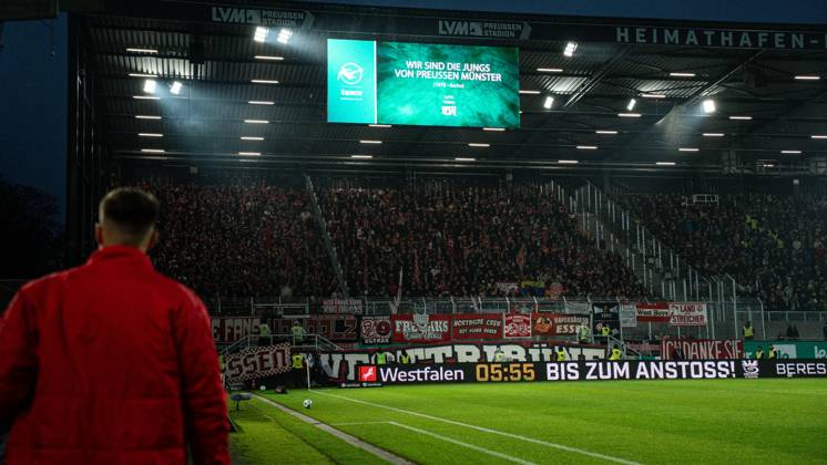 09.10.2026: 3. Liga, 8. Spieltag, SC Preußen Münster vs. Rot-Weiss Essen im LVM-Preußenstadion. Rot-Weiss-Essen Fans WICHTIGER HINWEIS: Gemäß den Vorgaben des DFB und der DFL ist es untersagt, in dem Stadion und oder vom Spiel angefertigte Fotoaufnahmen in Form von Sequenzbildern und oder videoähnlichen Fotostrecken zu verwerten bzw. verwerten zu lassen. Copyright: xJordyxFourgonx