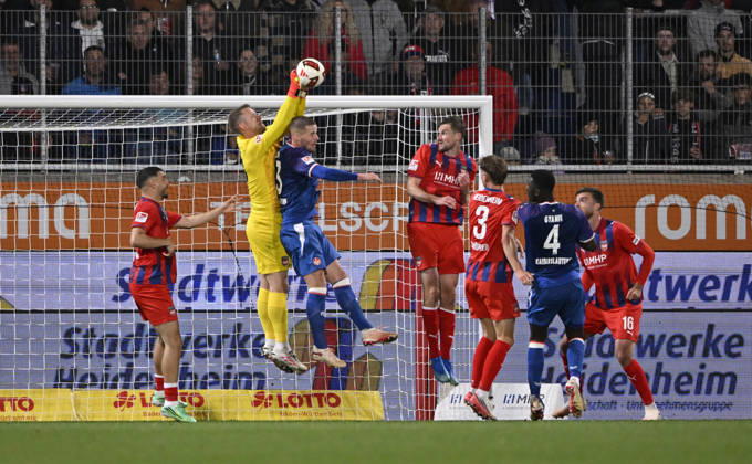 Strafraumszene, Torraumszene Torwart Thomas Daehne 1. FC Heidenheim 1846 FCH (33) gegen Jan Elvedi 1. FC Kaiserslautern FCK (33) 1. FC Heidenheim 1846 FCH vs 1. FC Kaiserslautern 09.10..2026 DFL REGULATIONS PROHIBIT ANY USE OF PHOTOGRAPHS AS IMAGE SEQUENCES AND OR QUASI-VIDEO 1. FC Heidenheim 1846 FCH vs 1. FC Kaiserslautern