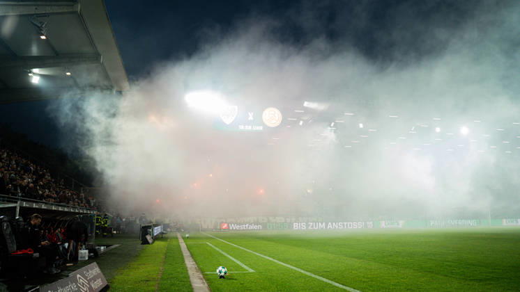 09.10.2026: 3. Liga, 8. Spieltag, SC Preußen Münster vs. Rot-Weiss Essen im LVM-Preußenstadion. Rot-Weiss-Essen Pyro in Münster WICHTIGER HINWEIS: Gemäß den Vorgaben des DFB und der DFL ist es untersagt, in dem Stadion und oder vom Spiel angefertigte Fotoaufnahmen in Form von Sequenzbildern und oder videoähnlichen Fotostrecken zu verwerten bzw. verwerten zu lassen. Copyright: xJordyxFourgonx