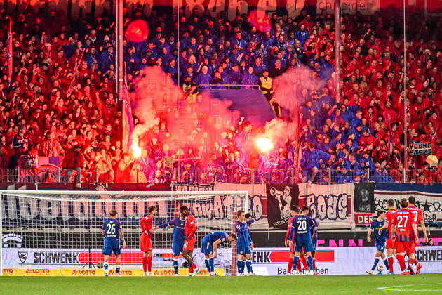 09.10.2026, GER, Fussball, Herren, 2. Bundesliga, 7. Spieltag, 1. FC Heidenheim vs 1. FC Kaiserslautern Pyrotechnik im Heidenheimer Fanblock, Ultras, Fankurve, Ostkurve Heidenheim Voith-Arena Baden-Württemberg Deutschland Copyright: xNordphotox xHafnerx