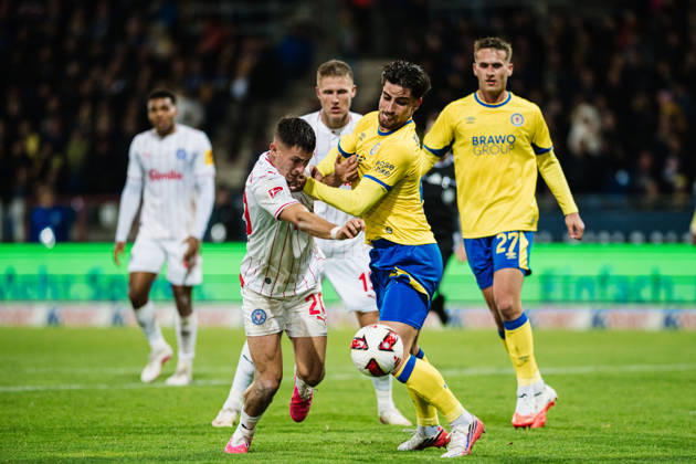 2. Bundesliga: Eintracht Braunschweig vs. Holstein Kiel, 09.10.2026 Adrian Kapralik (Holstein Kiel, 20) gegen Fabio Di Michele Sanchez (Eintracht Braunschweig, 22) Zweikampf; Fußball, 2. Bundesliga, 7. Spieltag: Eintracht Braunschweig vs. Holstein Kiel am 09.10.2026 im Eintracht-Stadion, Braunschweig DFL REGULATIONS PROHIBIT ANY USE OF PHOTOGRAPHS AS IMAGE SEQUENCES AND OR QUASI-VIDEO. Copyright: xBEAUTIFULxSPORTS Tonhäuserx