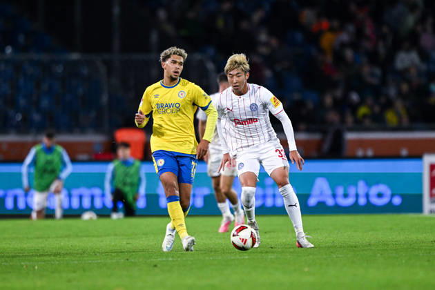 09.10.2026, Fussball, 2. Bundesliga, Eintracht Braunschweig - Holstein Kiel, Yann Sturm (Eintracht Braunschweig), Hiroki Sekine (Holstein Kiel) xRHR-FOTO DEx Copyright: TeresaxKroeger RHR-FOTOx RHR-FOTO DE