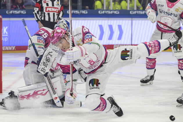 im Bild v.l.: Jonas Neffin (Eisbären Berlin 75), Adam Smith (Eisbären Berlin 04), GER, Berlin, Eishockey, DEL 1, Eisbaeren Berlin vs Grizzlys Wolfsburg, in der Uber Arena, 09.10.2026, Copyright: HMBxMedia UwexKoch