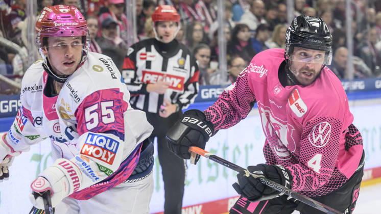 im Bild v.l.: Jean-Luc Foudy (Eisbären Berlin 55), Keaton Thompson (Grizzlys Wolfsburg 04), Zweikampf, Action, Kampf, kaempft um den Puck, GER, Berlin, Eishockey, DEL 1, Eisbaeren Berlin vs Grizzlys Wolfsburg, in der Uber Arena, 09.10.2026, Copyright: HMBxMedia UwexKoch