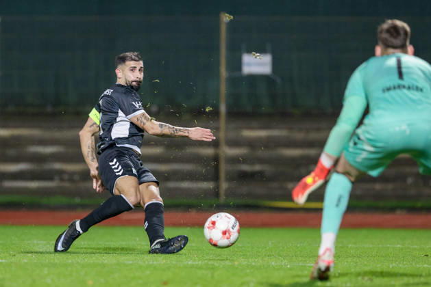 v.li.: Ibrahim Temin (SV Atlas Delmenhorst, 5) beim Torschuss, schießt auf das Tor, am Ball, Aktion, Action, Spielszene, Stefan Smarkalev (Torhüter, Torwart, SV Werder Bremen II, 1), 09.10.2026, Bremen (Deutschland), Fussball, Regionalliga Nord, SV Werder Bremen II - SV Atlas Delmenhorst