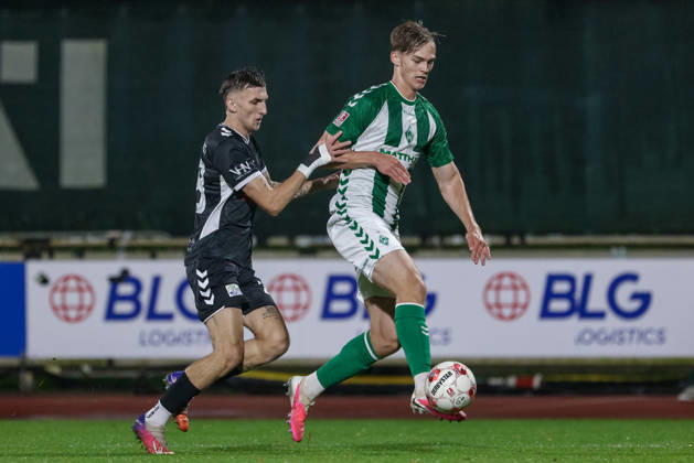 v.li.: Steffen Rohwedder (SV Atlas Delmenhorst, 28) und Mats Heitmann (SV Werder Bremen II, 3) im Zweikampf, Duell, Dynamik, Aktion, Action, Spielszene, 09.10.2026, Bremen (Deutschland), Fussball, Regionalliga Nord, SV Werder Bremen II - SV Atlas Delmenhorst