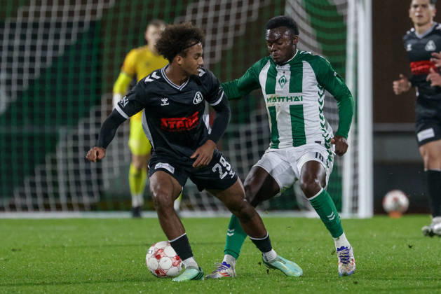 v.li.: Eric Anozie (SV Atlas Delmenhorst, 29) und Princewill Mbock (SV Werder Bremen II, 18) im Zweikampf, Duell, Dynamik, Aktion, Action, Spielszene, 09.10.2026, Bremen (Deutschland), Fussball, Regionalliga Nord, SV Werder Bremen II - SV Atlas Delmenhorst