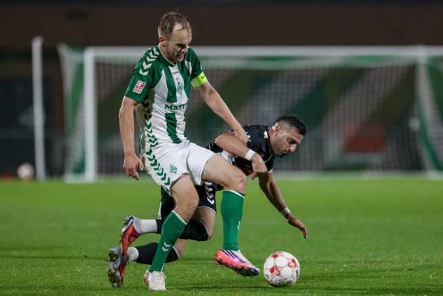 v.li.: Cimo Röcker (SV Werder Bremen II, 5) und Christofer David (SV Atlas Delmenhorst, 10) im Zweikampf, Duell, Dynamik, Aktion, Action, Spielszene, 09.10.2026, Bremen (Deutschland), Fussball, Regionalliga Nord, SV Werder Bremen II - SV Atlas Delmenhorst