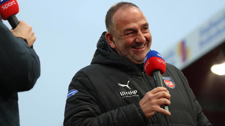 09.10.2026, xrekx, Fussball 2.Bundesliga, 1.FC Heidenheim - 1.FC Kaiserslautern v.l. Frank Schmidt Trainer (1FC Heidenheim 1846) lacht, laechelt, positiv, zufrieden, laughs, smiles, positive, satisfied bei SKY (DFL DFB REGULATIONS PROHIBIT ANY USE OF PHOTOGRAPHS as IMAGE SEQUENCES and or QUASI-VIDEO) Heidenheim