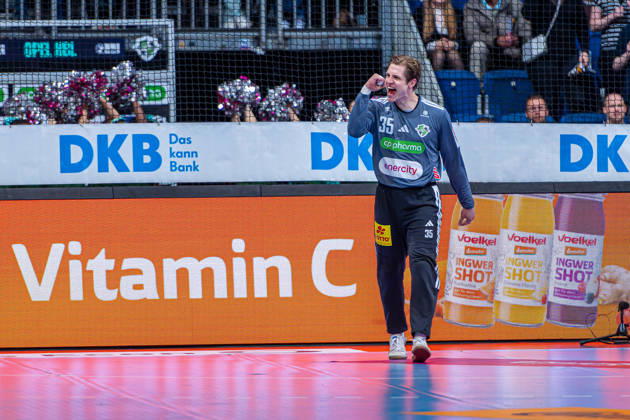 Joel Birlehm (TSV Hannover-Burgdorf, Nr. 35) (v.l.), TSV Hannover-Burgdorf (grün) gegen SG Flensburg-Handewitt (blau) am 8. Spieltag der Saison 2026 2027 in der Opel Handball-Bundesliga (09.10.2026, ZAG Arena (Hannover, GER), Copyright: xJanxGuentherx xTSVxHannover-Burgdorfx