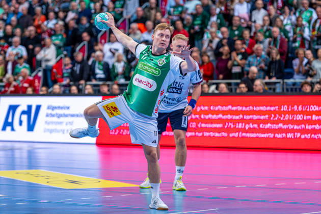 August Pedersen (TSV Hannover-Burgdorf, Nr. 17) (v.l.), TSV Hannover-Burgdorf (grün) gegen SG Flensburg-Handewitt (blau) am 8. Spieltag der Saison 2026 2027 in der Opel Handball-Bundesliga (09.10.2026, ZAG Arena (Hannover, GER), Copyright: xJanxGuentherx xTSVxHannover-Burgdorfx