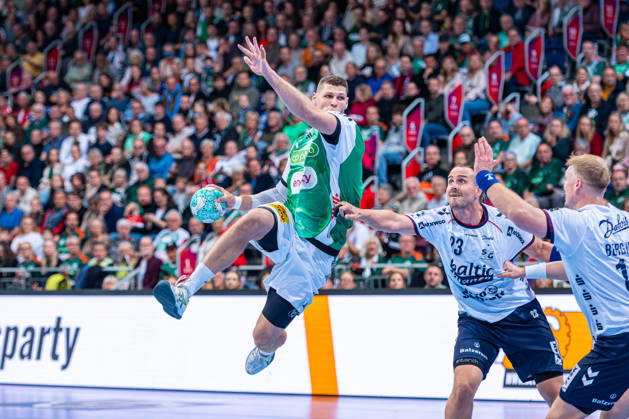 Sebastian Heymann (TSV Hannover-Burgdorf, Nr. 11) (v.l.), TSV Hannover-Burgdorf (grün) gegen SG Flensburg-Handewitt (blau) am 8. Spieltag der Saison 2026 2027 in der Opel Handball-Bundesliga (09.10.2026, ZAG Arena (Hannover, GER), Copyright: xJanxGuentherx xTSVxHannover-Burgdorfx