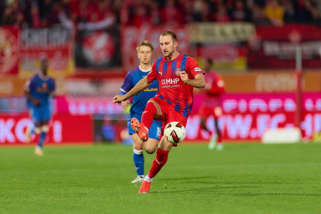 Jonas Foehrenbach (1.FC Heidenheim, 19) klaert vor Naatan Skyetta (1. FC Kaiserslautern, 15) GER, 1. FC Heidenheim 1846 vs. 1. FC Kaiserslautern, Fussball, 2. Bundesliga, 7. Spieltag, Spielzeit 2026 2027, 09.10.2026 DFL regulations prohibit any use of photographs as image sequences and or quasi-video. GER, 1. FC Heidenheim 1846 vs. 1. FC Kaiserslautern, Fussball, 2. Bundesliga, 7. Spieltag, Spielzeit 2026 2027, 09.10.2026 Heidenheim an der Brenz Copyright: xEibner-Pressefoto GeraldxOelze-dexStoppanyx EP_ODS