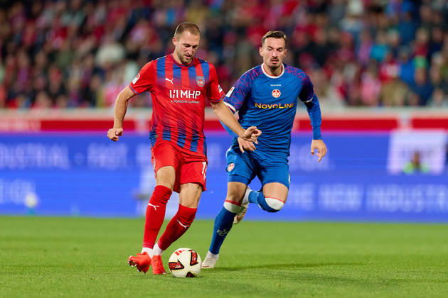 Zweikampf, Duell zwischen Jonas Foehrenbach (1.FC Heidenheim, 19) und Mergim Berisha (FC Kaiserslautern, 20) GER, 1. FC Heidenheim 1846 vs. 1. FC Kaiserslautern, Fussball, 2. Bundesliga, 7. Spieltag, Spielzeit 2026 2027, 09.10.2026 DFL regulations prohibit any use of photographs as image sequences and or quasi-video. GER, 1. FC Heidenheim 1846 vs. 1. FC Kaiserslautern, Fussball, 2. Bundesliga, 7. Spieltag, Spielzeit 2026 2027, 09.10.2026 Heidenheim an der Brenz Copyright: xEibner-Pressefoto GeraldxOelze-dexStoppanyx EP_ODS
